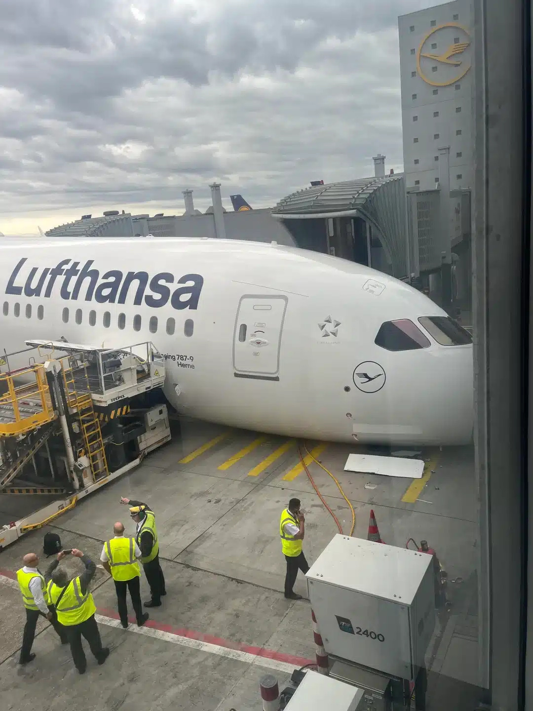 Lufthansa 787 jet suffers front-wheel collapse at Frankfurt gate