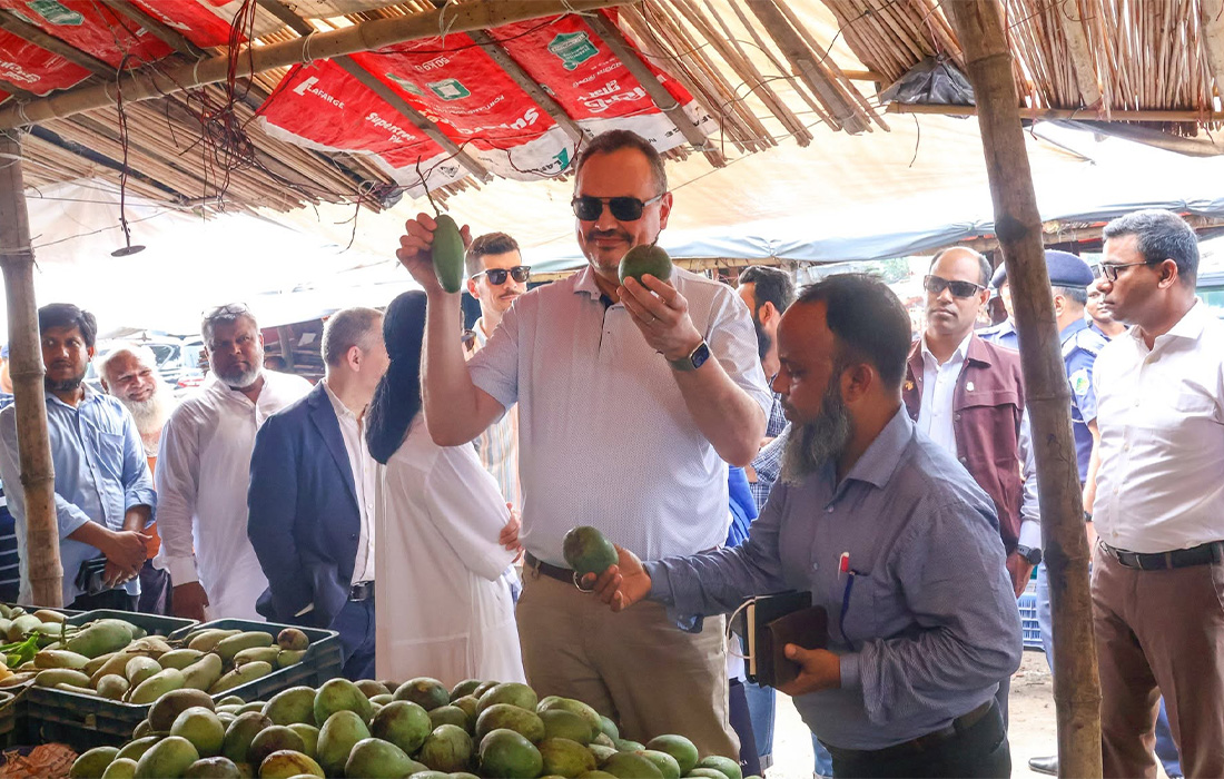 US Ambassador tours Rajshahi mango market, samples produce