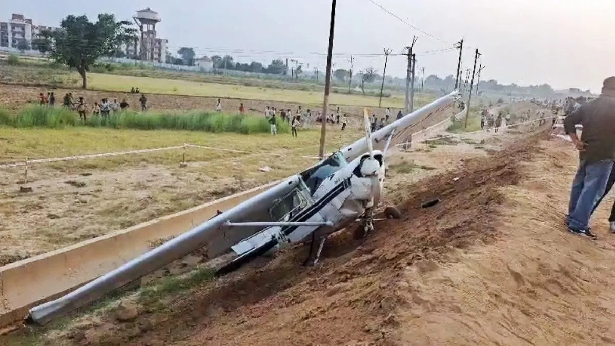 Cessna aircraft crash lands along highway in UP, trainee pilot safe
